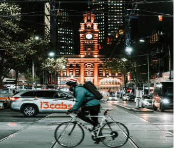 Велосипедист ездит по городу